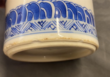 Een Chinese blauw-witte rouleau vaas, Kangxi